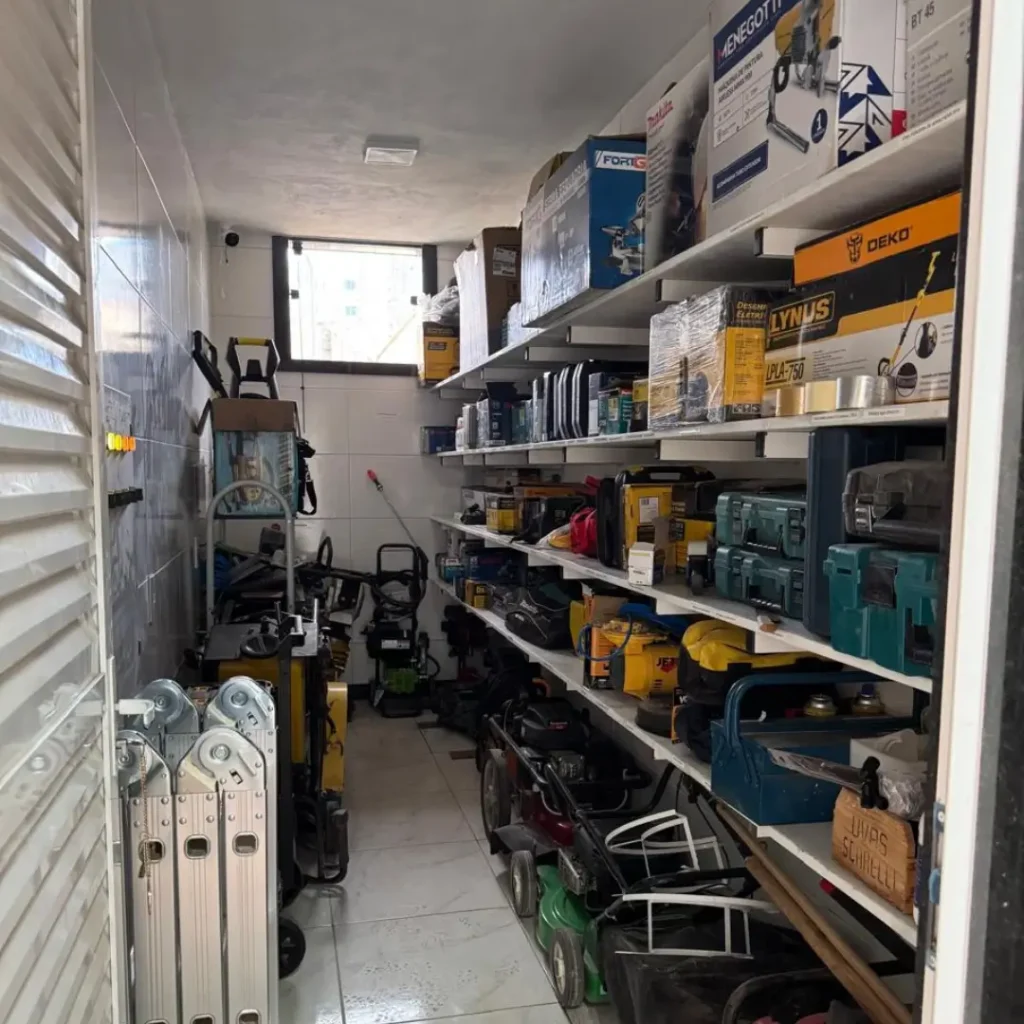 Kit de ferramentas profissionais da LR Construtora para obras e reparos, incluindo scanner de vazamentos, ferramentas elétricas e equipamentos de precisão
